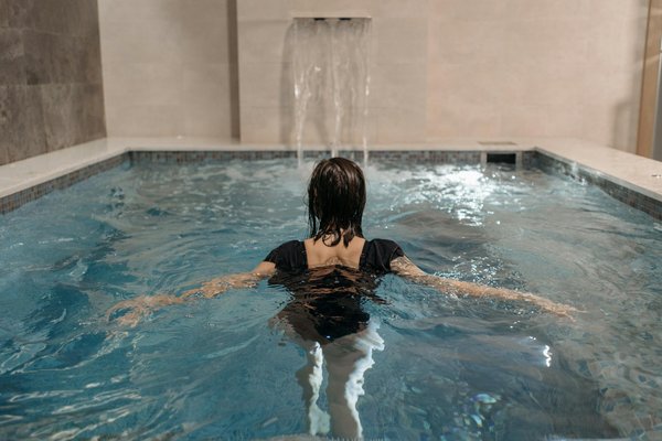 Piscine miroir : élégance, installation rapide et astuces d'entretien